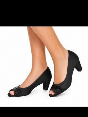 Coach and four s8.5 black slightly heeled shoes